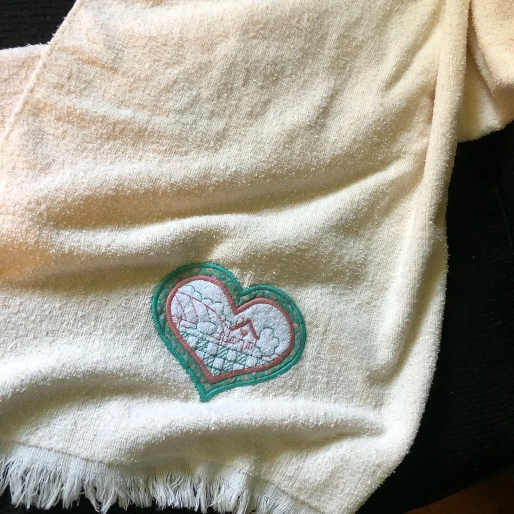 7468 VTG Embroidered Heart Hand Towels Set 2 Fringe Cream Pink Green Made USA